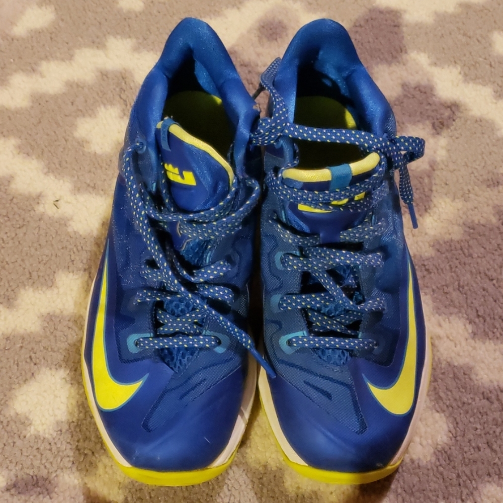 Basketball shoes